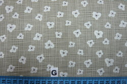 G - imprim petites fleurs blanches sur fond taupe (collection Blue Bird Park)