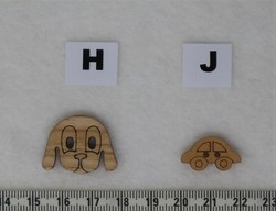 H - Tête de chien diamètre 22 mm / J - Voiture 20 x 11 mm environ / Bois brut