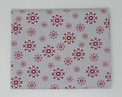 C - Flocons rouge et blanc sur fond gris