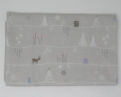 B - Rennes de Nol et sapins sur fond gris taupe clair