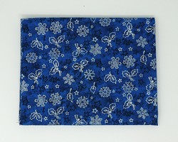 D - Flocons argents sur fond bleu